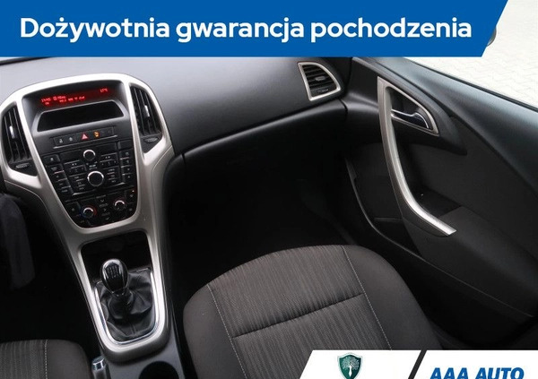 Opel Astra cena 25000 przebieg: 218616, rok produkcji 2011 z Resko małe 154